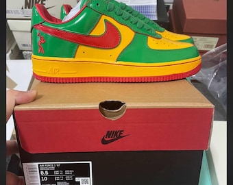 Lil Yachty x Nike Air Force 1 Low 'Concrete Boys - Lucky Green' har guld- och gröna nyanser på den glansiga lackerade ovandelen.
