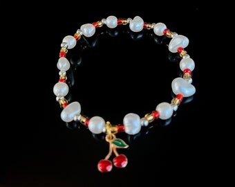 Pulsera con cuentas estilo perla dorada y plateada con dije de cereza