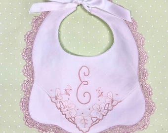 Babero de bebé con monograma E de lino y encaje vintage
