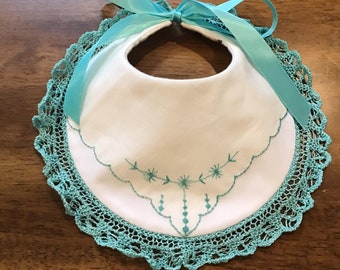 Babero vintage de lino y encaje para bebé