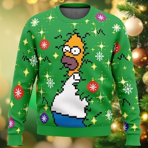 Könnte beinhalten: Grüner Weihnachtspullover mit Homer Simpson mit überraschtem Gesichtsausdruck. Der Pullover hat ein pixeliges Design mit Schneeflocken, Sternen und Christbaumkugeln. Das Design ist festlich und für Weihnachtsfeiern geeignet.
