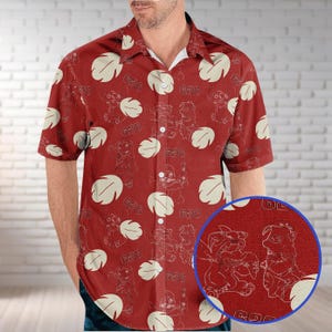 Könnte beinhalten: Rotes kurzärmeliges Button-up-Hemd mit weißem Kragen. Das Hemd hat ein sich wiederholendes Muster aus Zeichentrickfiguren, weißen Blattformen und der Zahl "626".