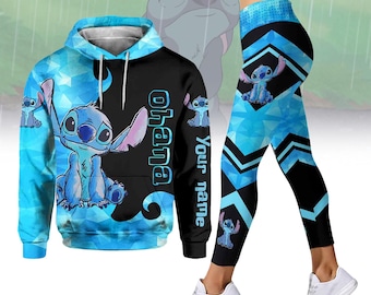 Può includere: Felpa blu e nera con un design del personaggio Stitch e il testo "Ohana" e "Your name". Leggings abbinati blu e neri con un design del personaggio Stitch.