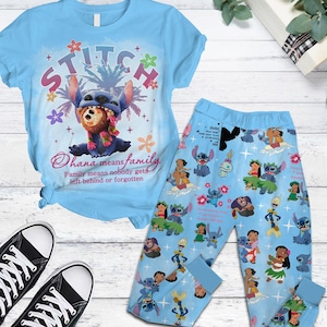 Könnte beinhalten: Ein hellblaues T-Shirt und eine Schlafanzughose mit der Figur Stitch aus Lilo & Stitch. Das Shirt hat das Wort "Stitch" und den Satz "Ohana means family". Die Schlafanzughose hat ein sich wiederholendes Muster von Stitch und anderen Charakteren.