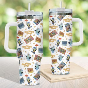 Op de afbeelding: Een set van drie keramische mokken met een gespikkelde, matte afwerking. De mokken zijn in tinten crème, lichtgrijs en donkergrijs. Elke mok heeft een eenvoudig, minimalistisch ontwerp, perfect voor koffie of thee.