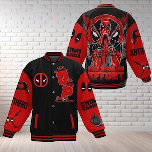 Könnte beinhalten: Eine schwarze und rote Baseballjacke mit einem Deadpool-Design. Die Jacke hat einen rot-schwarzen gestreiften Kragen und Ärmelbündchen. Die Rückseite der Jacke zeigt ein großes Bild von Deadpool mit dem Text "Maximum Effort". Die Vorderseite der Jacke zeigt ein kleineres Bild von Deadpool mit dem Text "DP".