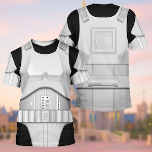 Könnte beinhalten: Zwei kurzärmelige T-Shirts mit einem weißen Stormtrooper-Rüstungsdesign auf der Vorderseite. Das Rüstungsdesign umfasst eine Brustplatte, Schulterpolster und einen Gürtel. Die Shirts haben einen schwarzen Rundhalsausschnitt und Ärmel.