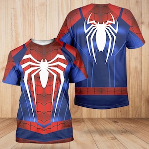 Könnte beinhalten: Zwei kurzärmelige T-Shirts mit einem Spider-Man-Design. Die Shirts haben ein blaues und rotes Farbschema mit einem großen weißen Spinnenemblem auf der Vorder- und Rückseite. Das Design ahmt das Kostüm der Figur nach.