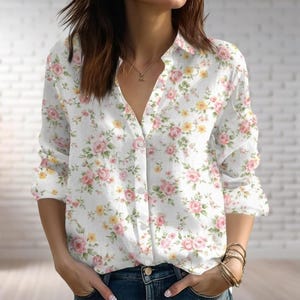 Könnte beinhalten: Weißes Hemd mit Blumenmuster aus rosa und gelben Rosen und grünen Blättern. Das langärmlige Hemd hat einen klassischen Kragen und wird mit einer blauen Jeans kombiniert. Das Hemd ist oben aufgeknöpft.