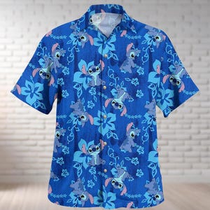 Puede incluir: Una camisa azul de manga corta con botones y un patrón repetido de Stitch de Lilo & Stitch y flores azules.