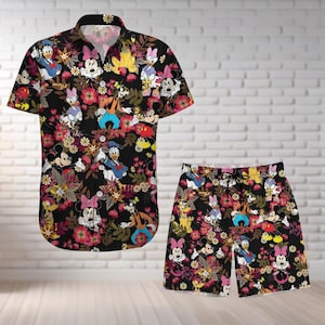 Könnte beinhalten: Ein schwarz-weißes Hemd mit Knöpfen und passende Shorts mit einem Blumenmuster und Comicfiguren. Zu den Figuren gehören Mickey Mouse, Minnie Mouse, Donald Duck, Goofy und Pluto.