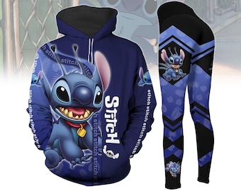 Può includere: Un set di felpa e leggings blu e neri con Stitch, un personaggio alieno blu del film Disney Lilo & Stitch. La felpa ha una grande immagine di Stitch sul davanti con la parola "Stitch" scritta in lettere bianche. I leggings hanno un motivo ripetuto di Stitch e forme geometriche blu e bianche.