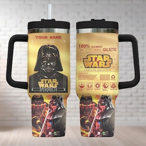 Könnte beinhalten: Ein schwarzer und gelber Star Wars Reisebecher mit Darth Vader und dem Text "YOUR NAME". Der Becher hat auch den Text "STAR WARS EPISODE IV A NEW HOPE" und "100% ELEMENT GALACTIC". Enthält einen schwarzen Griff und Strohhalm.