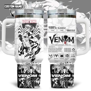 Könnte beinhalten: Ein weißer Edelstahlbecher mit einem Schwarzweißbild von Venom, einer fiktiven Figur aus Marvel Comics. Der Becher hat einen schwarzen Deckel und einen Griff. Der Text "100% Element Feral Funny Ferocious Venom (You didn't choose me. I chose you.)" ist auf der Seite des Bechers aufgedruckt.