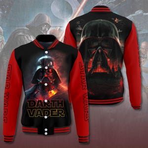 Könnte beinhalten: Schwarze und rote Collegejacke mit Darth Vader aus Star Wars. Die Jacke hat rote Ärmel mit vertikal aufgedrucktem "STAR WARS". Die Vorderseite zeigt Darth Vaders Helm und den Text "Darth Vader". Die Rückseite zeigt ein großes Bild von Darth Vader.
