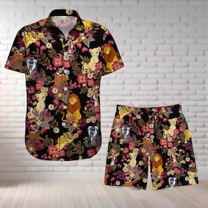 Puede incluir: Una camisa negra de botones y pantalones cortos a juego con un patrón repetido de leones de dibujos animados, flores y hojas.