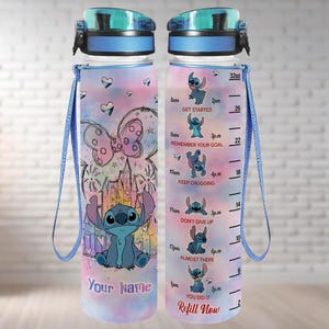 Könnte beinhalten: Eine transparente Wasserflasche mit blauem Deckel und Riemen, mit einem Cartoon-Charakter-Design. Die Flasche hat einen pastellfarbenen Hintergrund mit einem Schloss und einer Schleife. Sie enthält Zeitmarkierungen und den Text "Refill Now". Die Flasche fasst ca. 946 ml.
