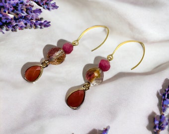 A pair of earrings to enjoy red-toned colors