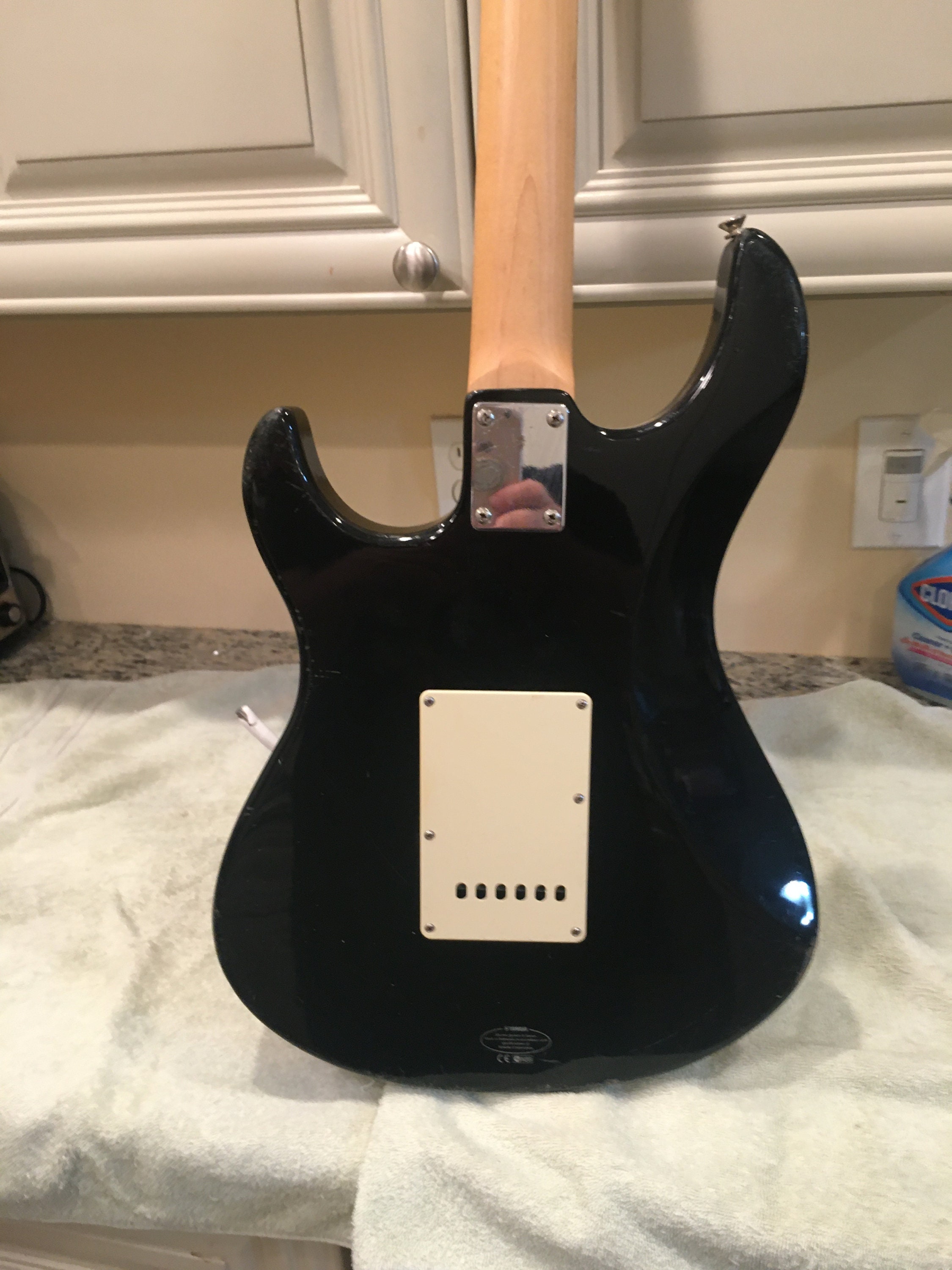 Yamaha PAC012 Pacifica Electric Guitar W/tremolo - Black and White