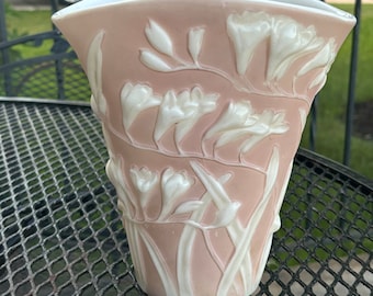 Vase Phoenix Consolidated Two Color Freesia en verre gaufré - 8 1/2" - Rose menthe et blanc