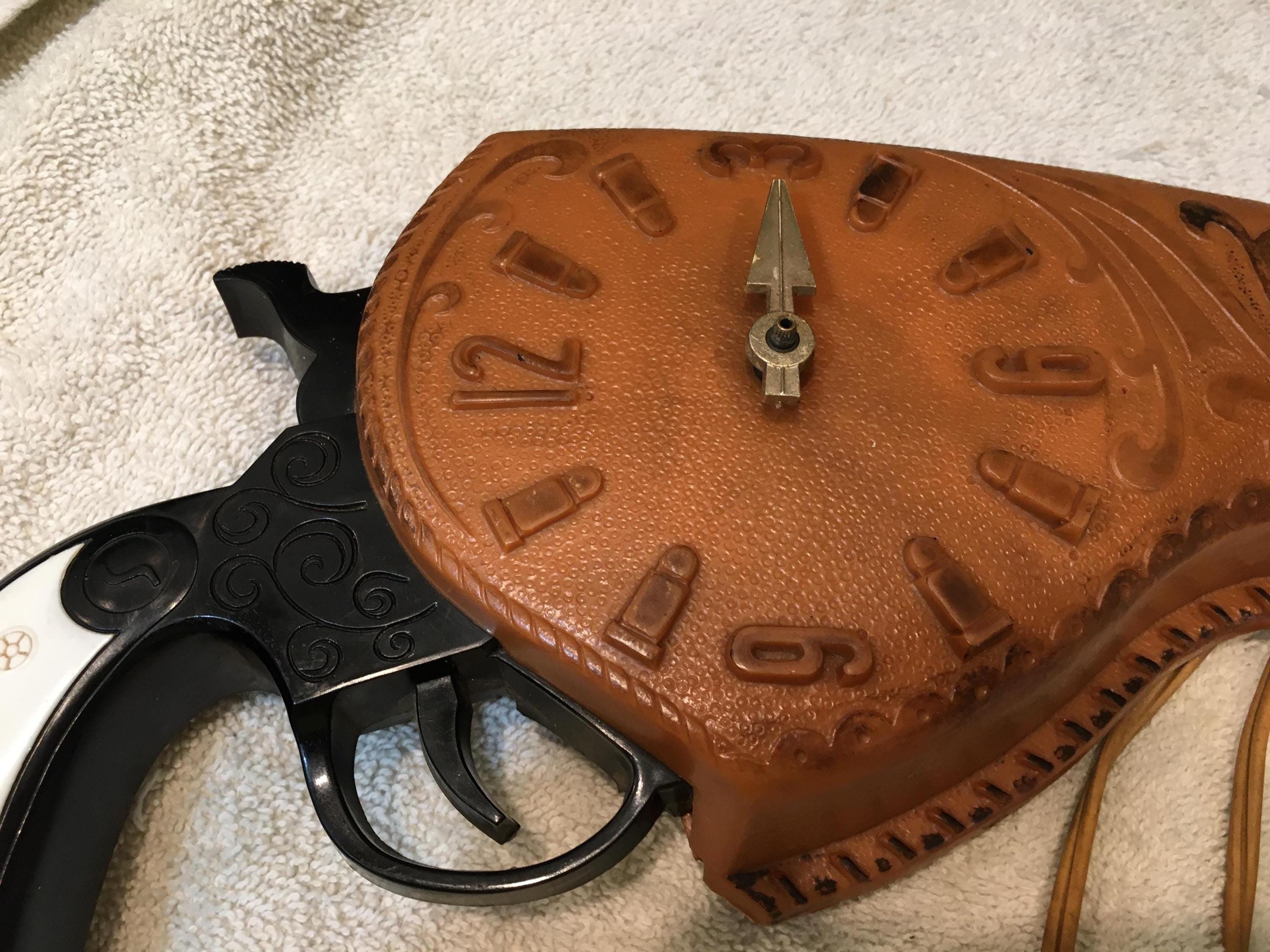 VINTAGE SPARTUS 1959 WESTERN Gun Wall Clock - Model 45 Caliber
