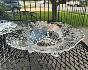 Bol en verre gravé à grand pied NEW MARTINSVILLE et grand plateau de service sous la plaque - Centre de table - « Couronne de prairie » Radiance - Verre à dépression