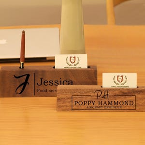 Namensschilder für den Schreibtisch, Holzschreibtischplatte personalisiert, Schreibtischkeil personalisiert, Schreibtischplakette graviert, Visitenkarten-/Stifthalter, Geschenk für den neuen Job
