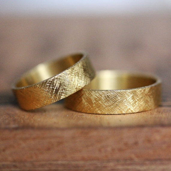 Set di fedi nuziali in oro 22k, set di fedi nuziali rustiche, anello in oro  22k, set di fedi nuziali in oro unisex, fede nuziale in oro riciclato,  personalizzato -  Italia