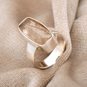Sterlingzilveren ring met rutielkwarts: statement sieraden van natuurlijk kristal