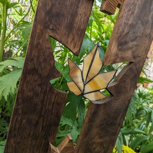 Gartenstele Gartenstecker Glas und Holz Gartendeko Holzstele mit Holzblätter Ahornblatt für Garten draußen Herbst