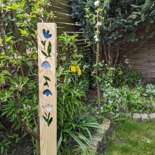 Gartenstele Holz Glas , Holzstele für Garten, Gartenstecker mit Blumen Motiv , Glaskunst Glasstele Sonnenfänger Buntglas