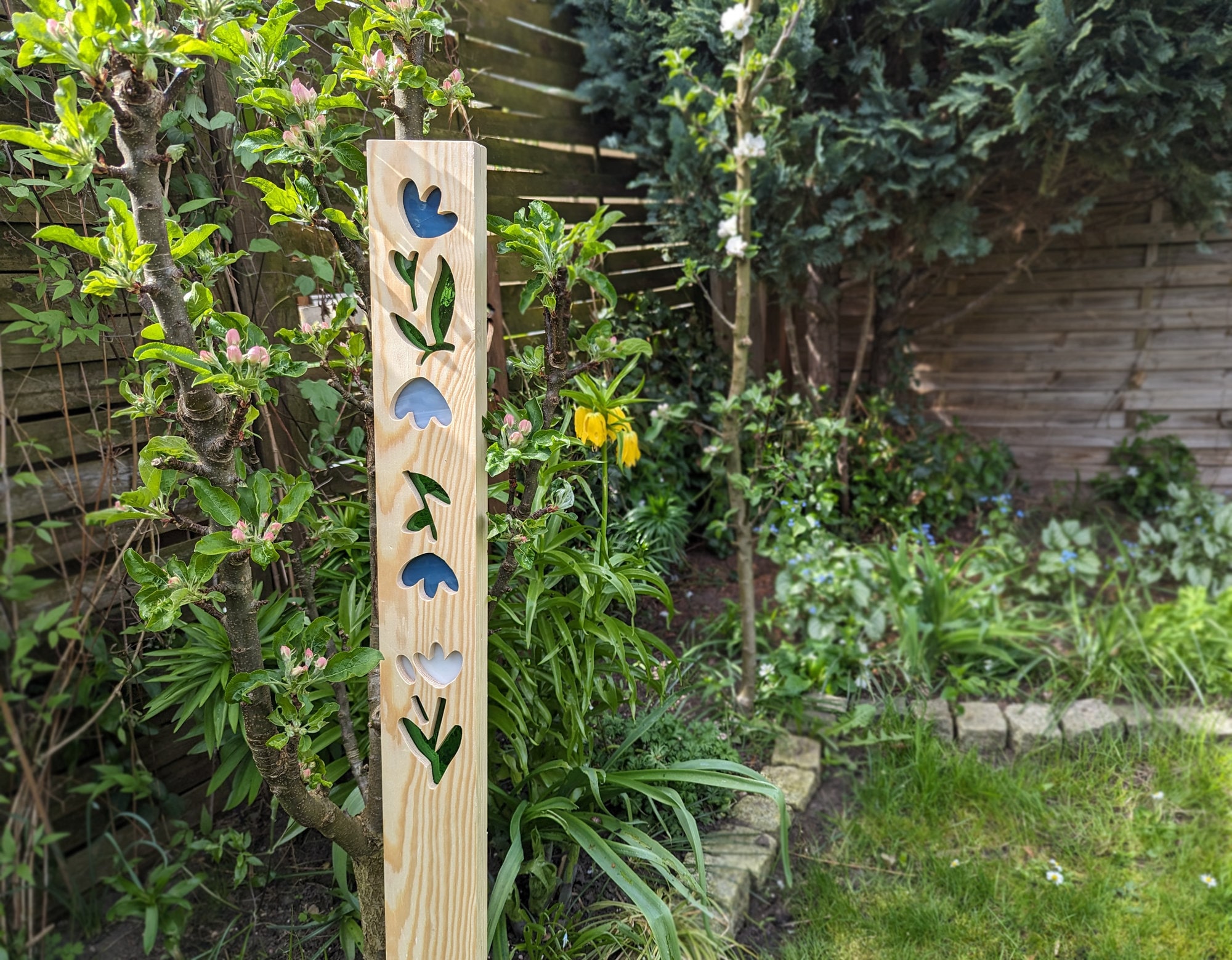 Gartenstele Holz Glas , Holzstele für Garten, Gartenstecker mit Blumen Motiv , Glaskunst Glasstele Sonnenfänger Buntglas