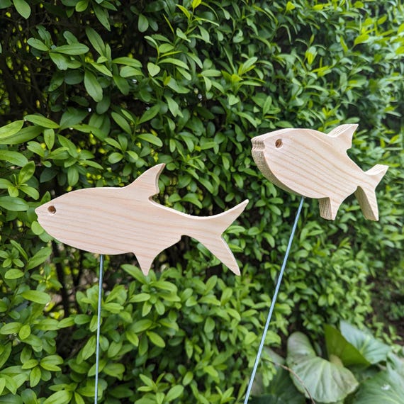 Stecker Gartenstecker Holz , Gartendeko aus Holz • 2er SET Fische • beweglisch Deko für Garten Terrasse • Holzstecker draußen