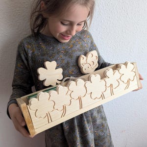 Holzkiste Kleeblatt als Geschenk Geschenkkiste ( personalisiert ) Abschiedsgeschenk  für Erzieher Kita Schule Kindergarten Abschied