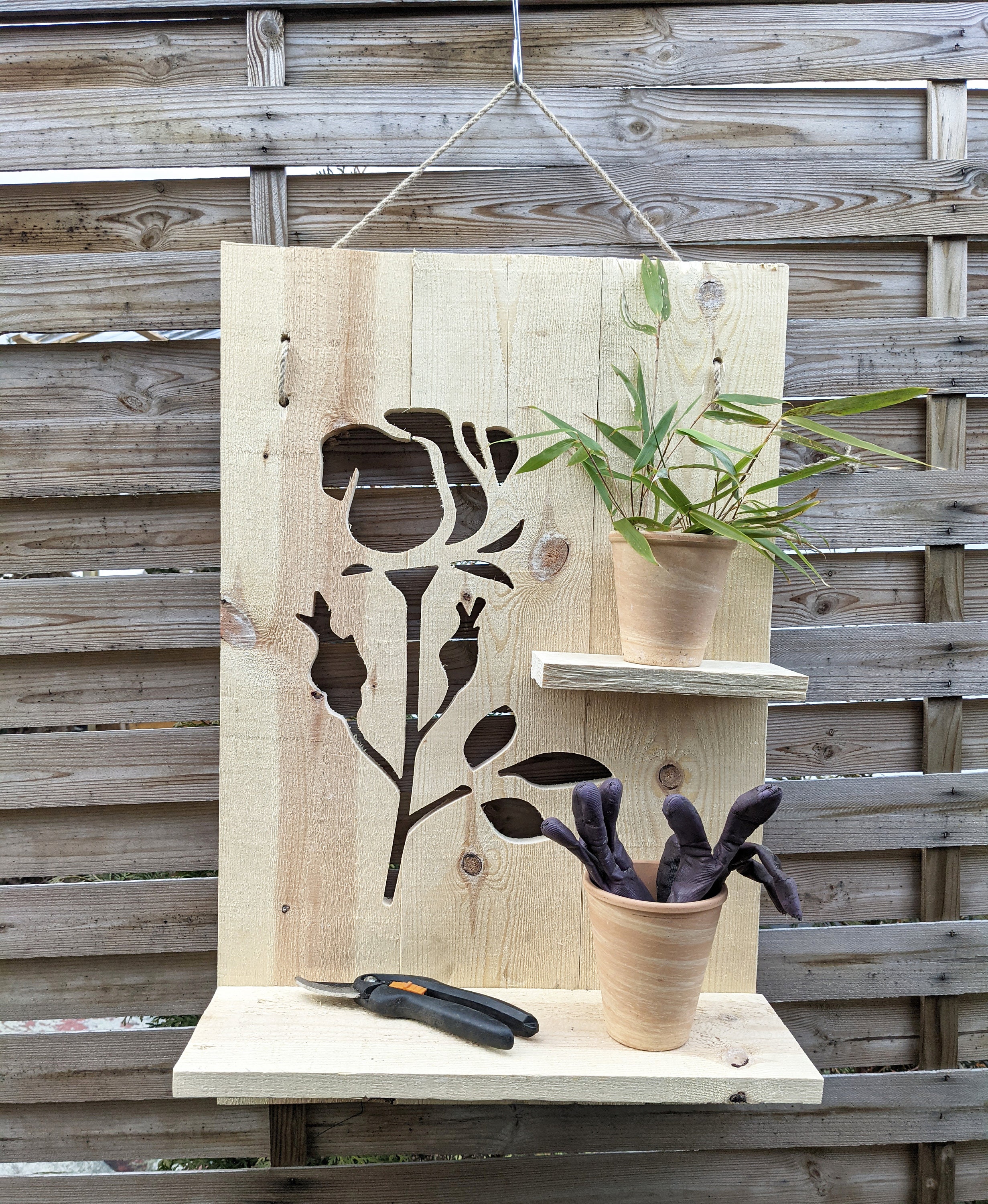 Gartenregal Blumenregal Outdoor Holz Gartendeko ROSE Wandregal Garten Deko Terrasse Holzdeko Balkon Deko Wand draußen