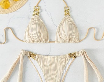 Geriffelter Bikini mit goldenen Strähnchen