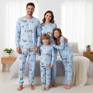 Pijamas familiares con cachorros, pijama largo con perro de dibujos animados, pijama azul de camiseta y pantalón largo con perro, conjunto de pijamas familiares a juego, pijama familiar para regalo de Navidad