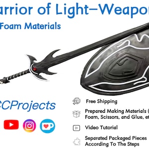 Puede incluir: Una espada y un escudo negros hechos de espuma EVA. La espada tiene una gema roja en la empuñadura y el escudo tiene un diseño blanco. La imagen incluye el texto "Warrior of Light-Weapons" y "EVA Foam Materials".