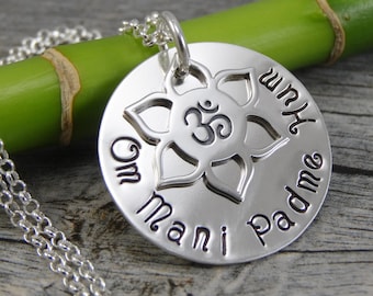 Hand gestempelt Schmuck - Lotus Om Charme - Om Mani Padme Hum - Mantra - Sterling Silber Halskette - personalisierte Schmuck