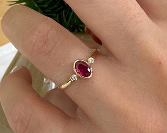 14k massief gouden robijn en diamanten ring, robijn ovale verlovingsring, minimalistische robijn ring, ring juli geboortesteen, Valentijnsdagcadeau voor vrouwen