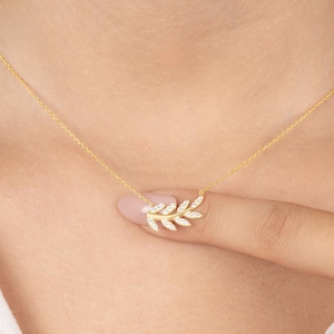Collana in foglia d&#39;oro 14k, collana a grappolo di diamanti, collana con ciondolo a forma di vite con foglia d&#39;ulivo, collana con foglie delicate, gioielli da sposa, regalo per damigelle d&#39;onore