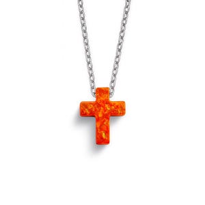 Puede incluir: Collar de cadena plateada con un colgante de cruz naranja brillante. La cruz es de un tono naranja vibrante con una superficie texturizada. El collar se muestra sobre un fondo blanco.