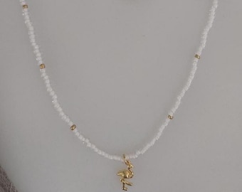 Collier blanc doré avec perles de rocaille et un flamant doré