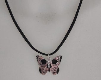 collier ras de cou noir avec son papillon dessin crâne émaillé en métal argenté