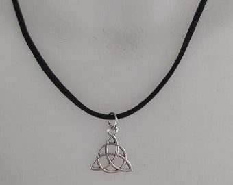 Collier ras de cou noir avec symbole de la paix en métal argenté