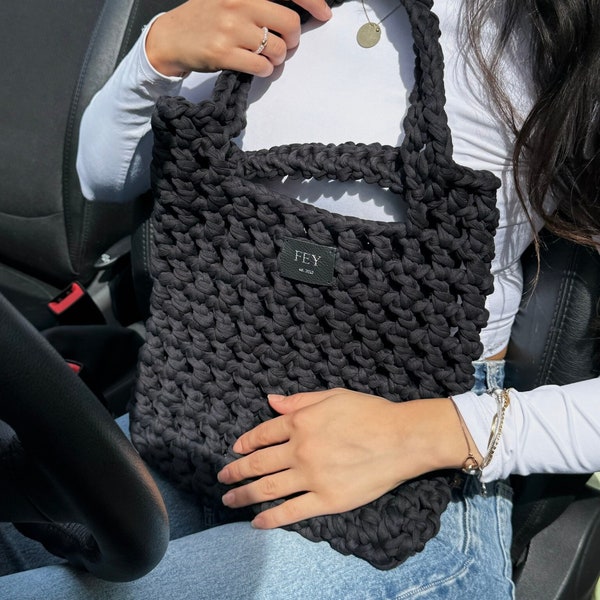 Gehäkelte schwarze Handtasche aus Textilgarn mit Löchern