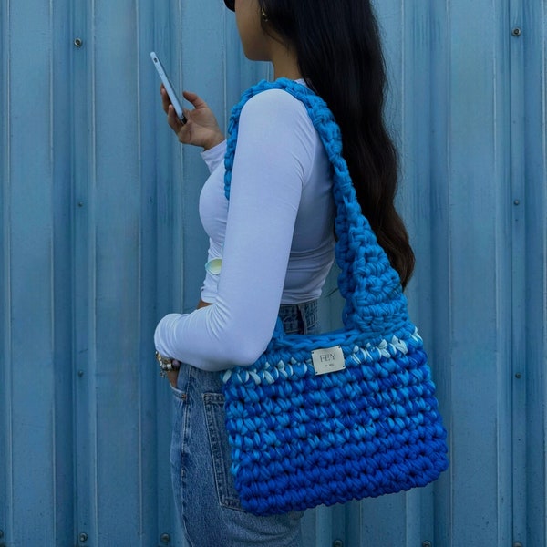 Gehäkelte blaue (Sommer-) Handtasche aus Textilgarn