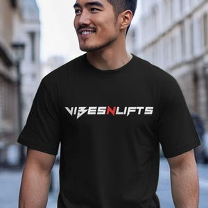Vibes N Lifts | Camiseta de ginástica com design gráfico de letras brancas para homens | Camiseta de marca para ele | Camisetas masculinas | Ideias de presentes para homens