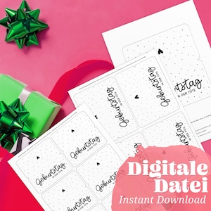 Könnte beinhalten: Druckbare Geschenkanhänger mit dem Text "Geburtstag in der Tüte" (Geburtstag in der Tüte) in schwarzer Schrift auf weißem Hintergrund mit schwarzen Punkten. Die Anhänger sind in einem Stapel angeordnet, wobei der oberste Anhänger teilweise sichtbar ist. Der Text "Digitale Datei Instant Download" ist in der unteren rechten Ecke des Bildes sichtbar.
