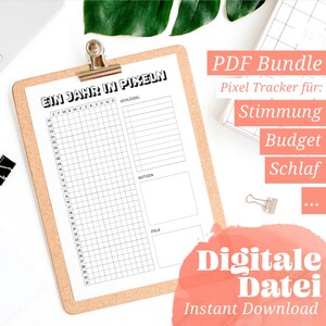 Könnte beinhalten: Ein Klemmbrett mit einem weißen Papier mit einem Raster zur Verfolgung. Das Papier trägt den Text "EIN JAHR IN PIXELN" und "JFMAMJJASOND SCHLÜSSEL". Das Bild enthält auch den Text "PDF Bundle" und "Digitale Datei Instant Download".